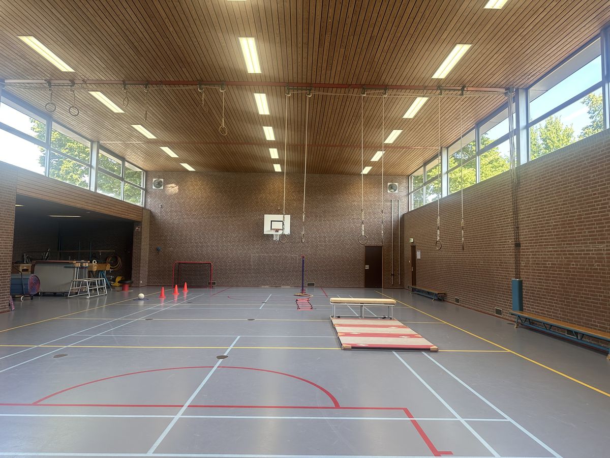 De lichte sporthal waar Veilige Haven beweegt — ruim, rustig en overzichtelijk